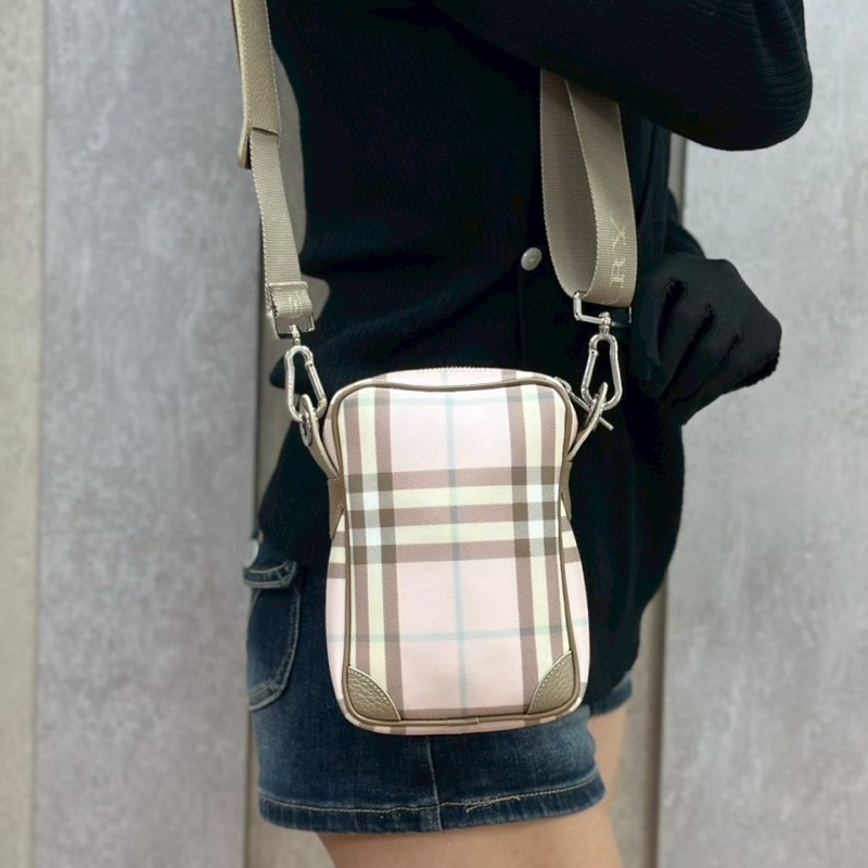 BURBERRY 粉色斜背相機包-7