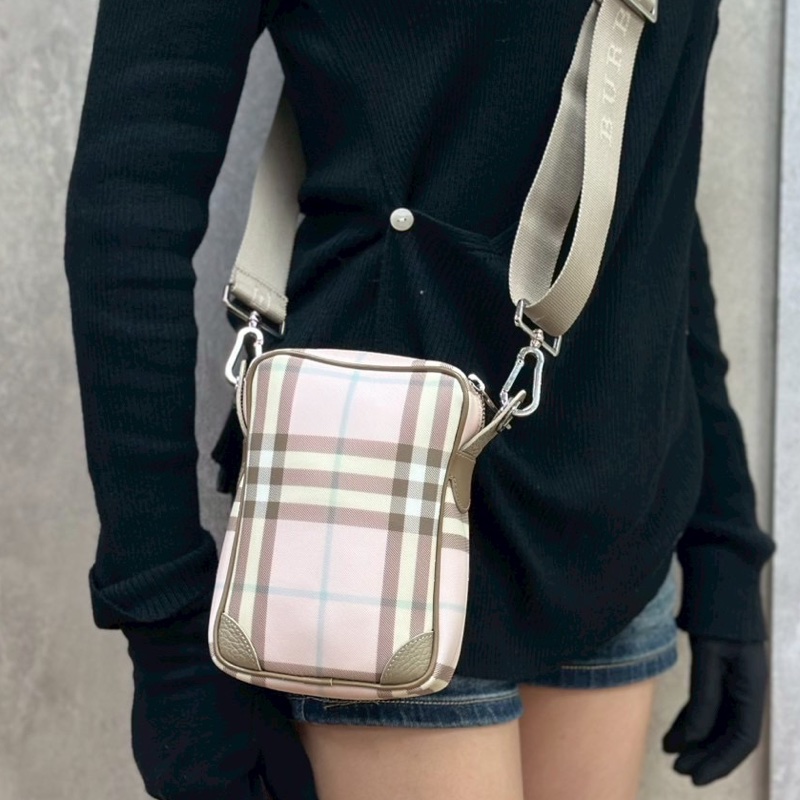 BURBERRY 粉色斜背相機包-8