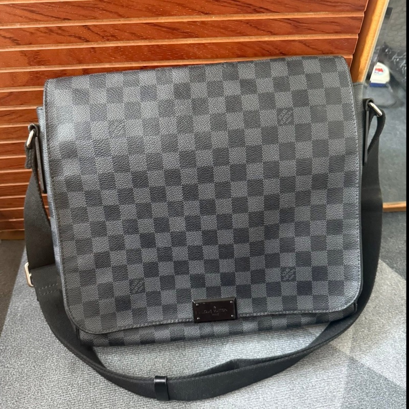 Lv棋盤格側背包-0