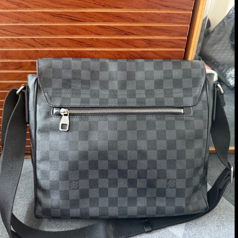 Lv棋盤格側背包-1