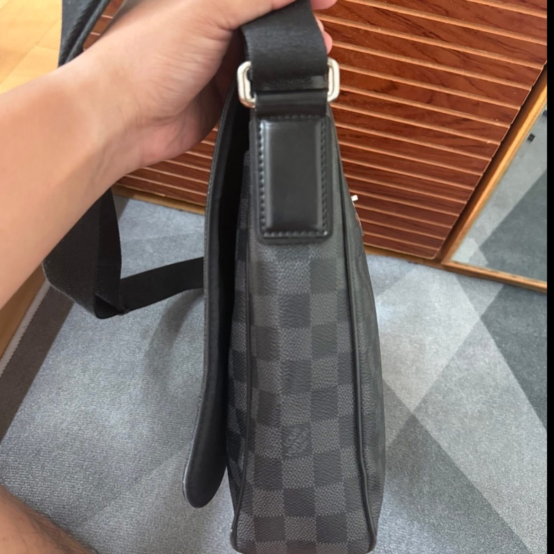Lv棋盤格側背包-2