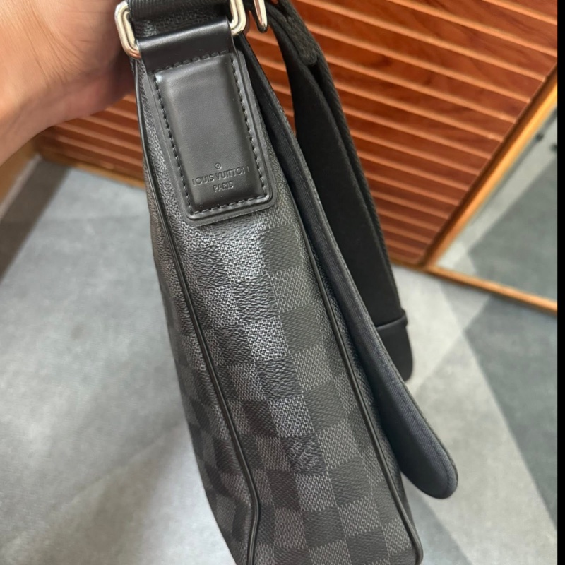 Lv棋盤格側背包-3