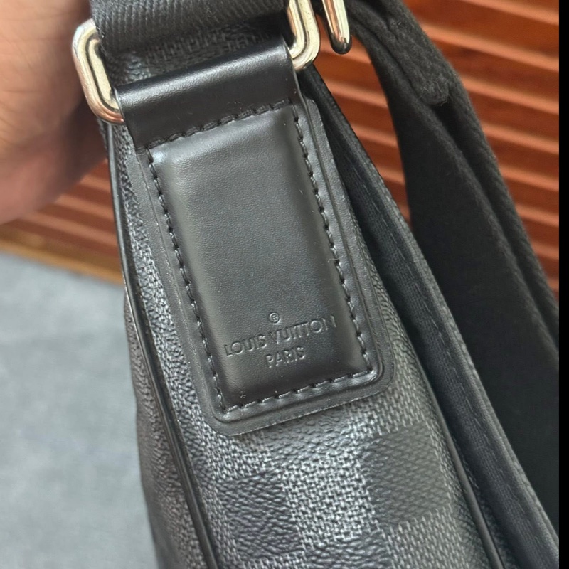 Lv棋盤格側背包-4