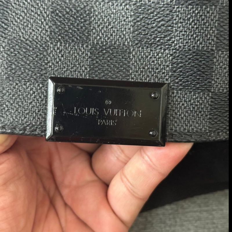 Lv棋盤格側背包-5