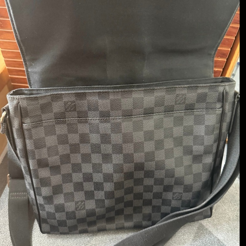 Lv棋盤格側背包-7