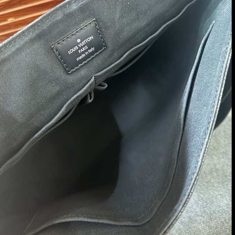 Lv棋盤格側背包-8