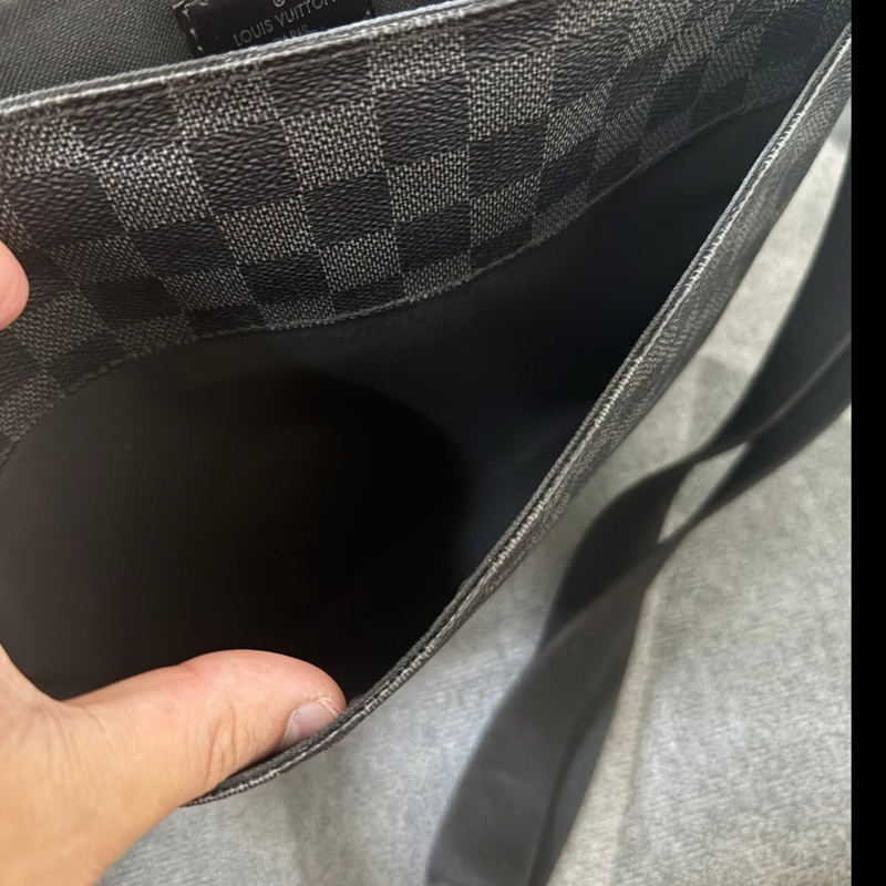 Lv棋盤格側背包-9