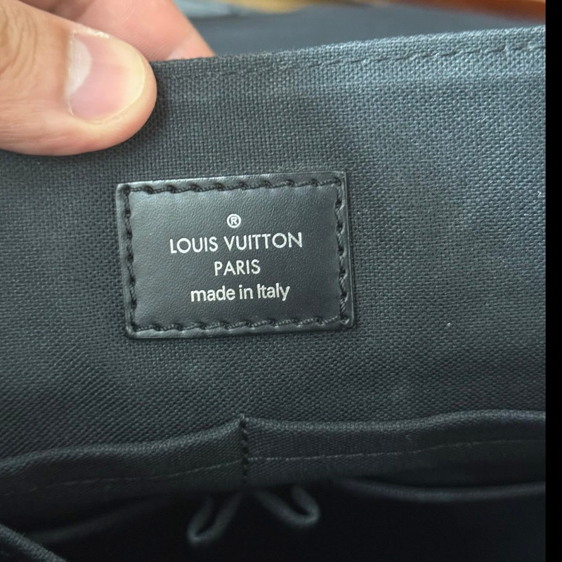 Lv棋盤格側背包-10