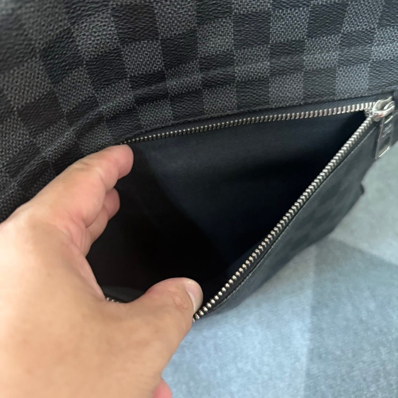 Lv棋盤格側背包-12