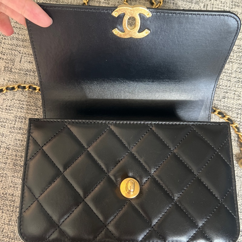 Chanel 黑金牛雙金球-39