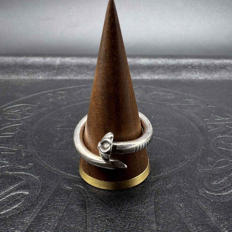 Chrome Hearts克羅心圓頭十字花釘子戒指
手寸美碼9.5 港碼21-1