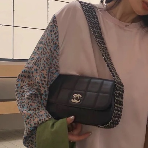 時髦精來襲😎Chanel黑銀多鏈條冰格腋下包手提包🧊-5
