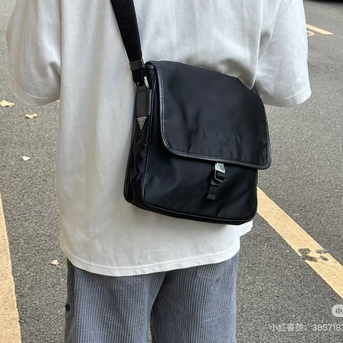 PRADA 尼龍郵差包 - 黑-1