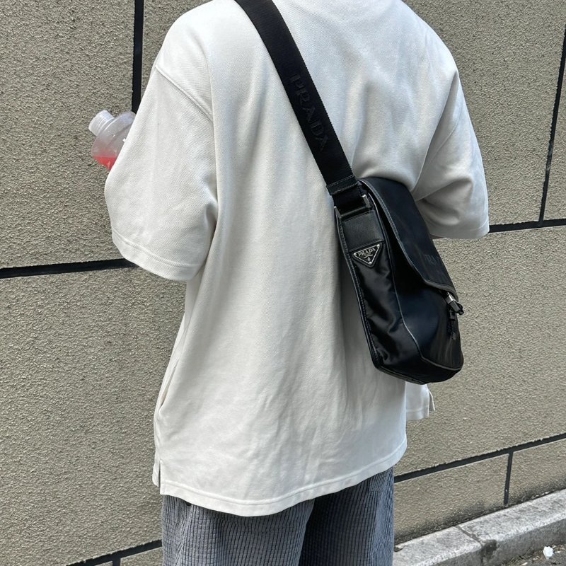PRADA 尼龍郵差包 - 黑-9