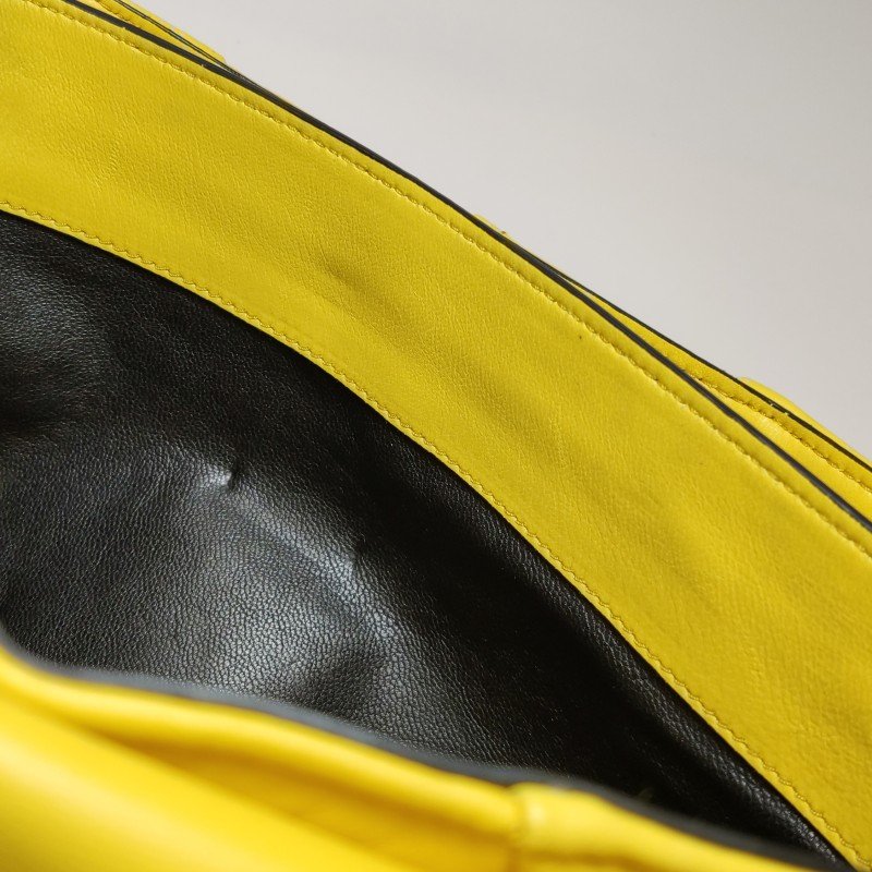 Miu Miu 羊皮 純色 絎縫 金屬 鎖扣 斜背包 單肩包-9