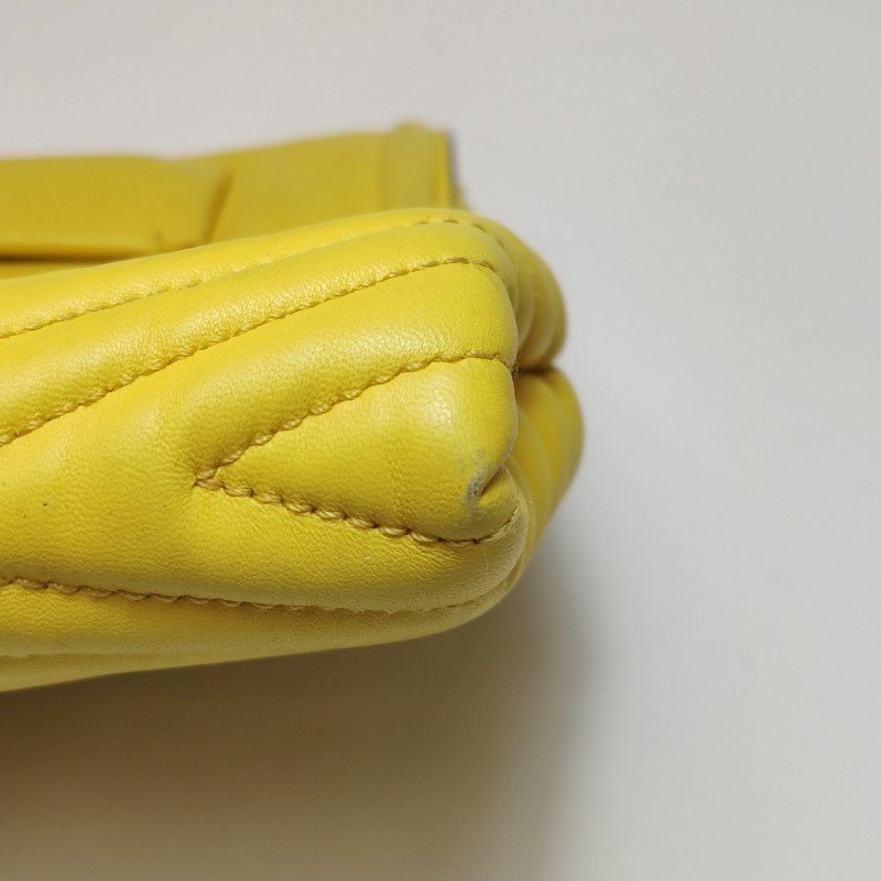 Miu Miu 羊皮 純色 絎縫 金屬 鎖扣 斜背包 單肩包-13