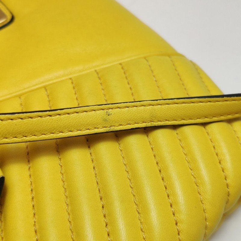 Miu Miu 羊皮 純色 絎縫 金屬 鎖扣 斜背包 單肩包-16