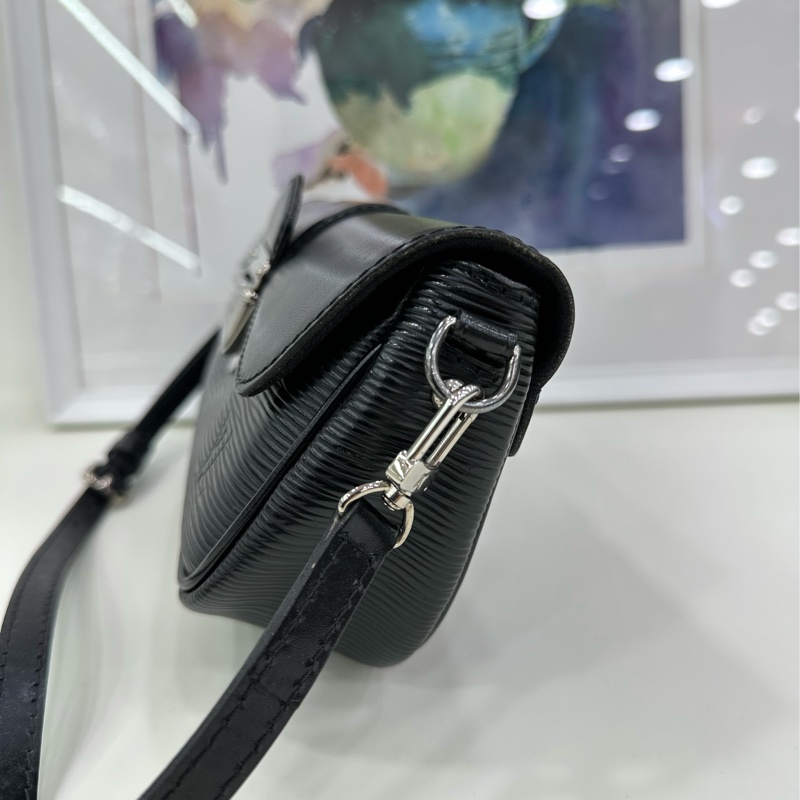 lv黑色水波紋盾牌腋下中古包,原始好成色 無明顯瑕疵-4