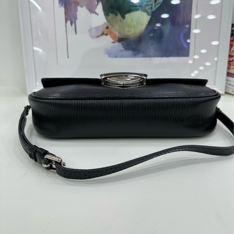 lv黑色水波紋盾牌腋下中古包,原始好成色 無明顯瑕疵-6