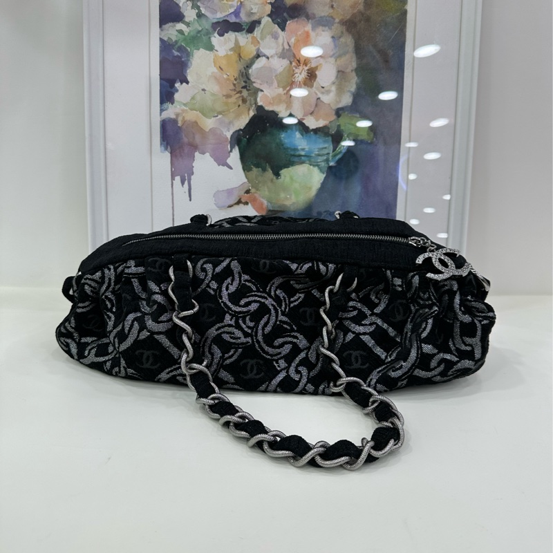 Chanel 香奈兒 印花 暗紋雙C 腋下包 絕版中古 中古！ 10開 99新 尺寸：15x33x14cm-1