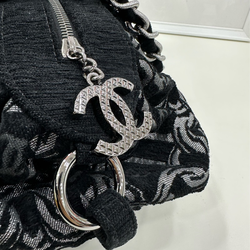 Chanel 香奈兒 印花 暗紋雙C 腋下包 絕版中古 中古！ 10開 99新 尺寸：15x33x14cm-6