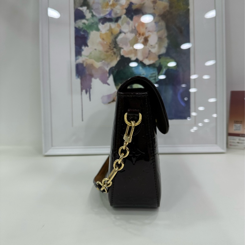 LV/路易威登車厘子色金扣漆皮單肩腋下包 少少發黏，無吸色-3