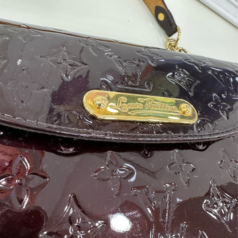 LV/路易威登車厘子色金扣漆皮單肩腋下包 少少發黏，無吸色-7