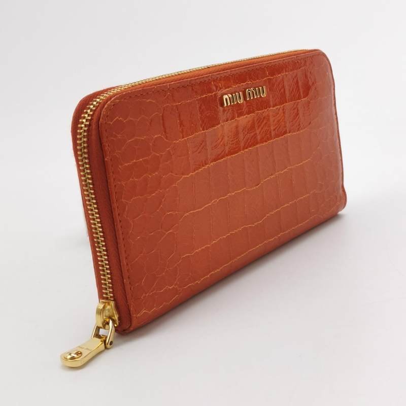 Miu Miu 油蠟皮 純色 鱷魚 壓花 字母 logo 拉鍊 手拿包-1