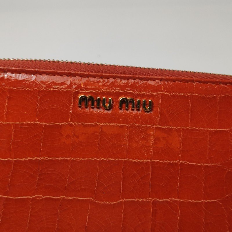 Miu Miu 油蠟皮 純色 鱷魚 壓花 字母 logo 拉鍊 手拿包-10