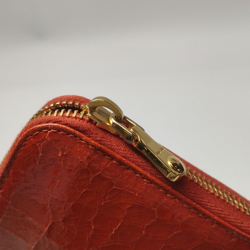 Miu Miu 油蠟皮 純色 鱷魚 壓花 字母 logo 拉鍊 手拿包-11