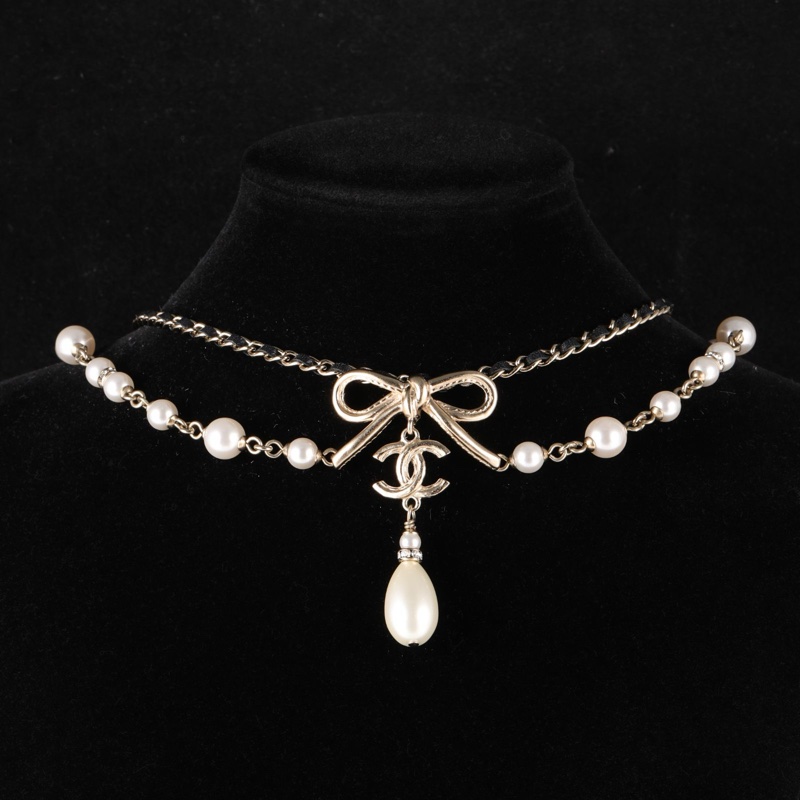 CHANEL(香奈兒) 22S 水滴珍珠吊墜 大蝴蝶結 細皮穿鏈 金屬logo頸鏈 淺金 合金 項鏈-0