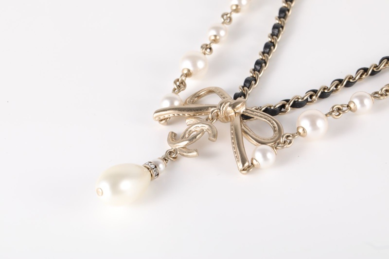 CHANEL(香奈兒) 22S 水滴珍珠吊墜 大蝴蝶結 細皮穿鏈 金屬logo頸鏈 淺金 合金 項鏈-1