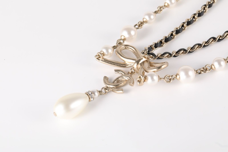 CHANEL(香奈兒) 22S 水滴珍珠吊墜 大蝴蝶結 細皮穿鏈 金屬logo頸鏈 淺金 合金 項鏈-2