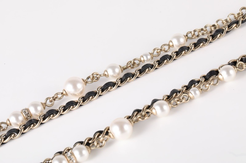 CHANEL(香奈兒) 22S 水滴珍珠吊墜 大蝴蝶結 細皮穿鏈 金屬logo頸鏈 淺金 合金 項鏈-3