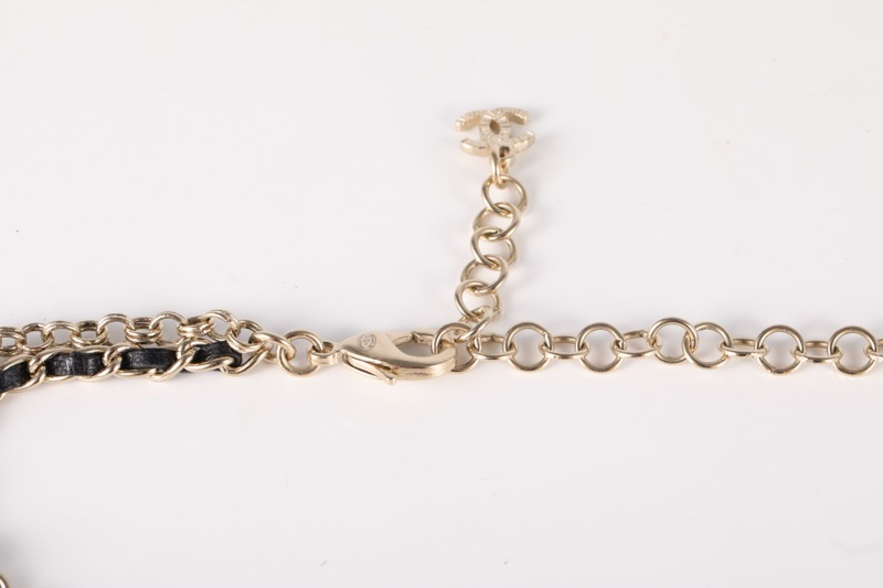 CHANEL(香奈兒) 22S 水滴珍珠吊墜 大蝴蝶結 細皮穿鏈 金屬logo頸鏈 淺金 合金 項鏈-4