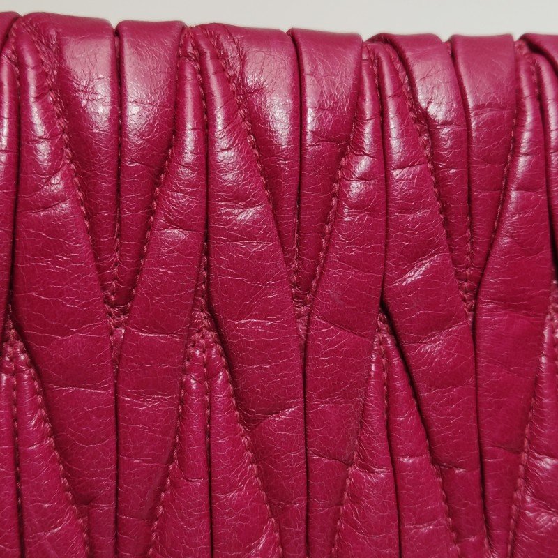 Miu Miu 油蠟皮 純色 褶皺 字母 Logo 手拿包-16