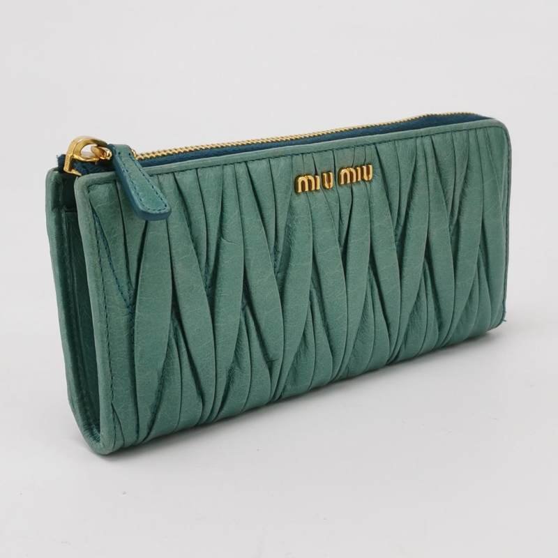 Miu Miu Matelassé 油蠟皮 純色 褶皺 字母 Logo 手拿包-1