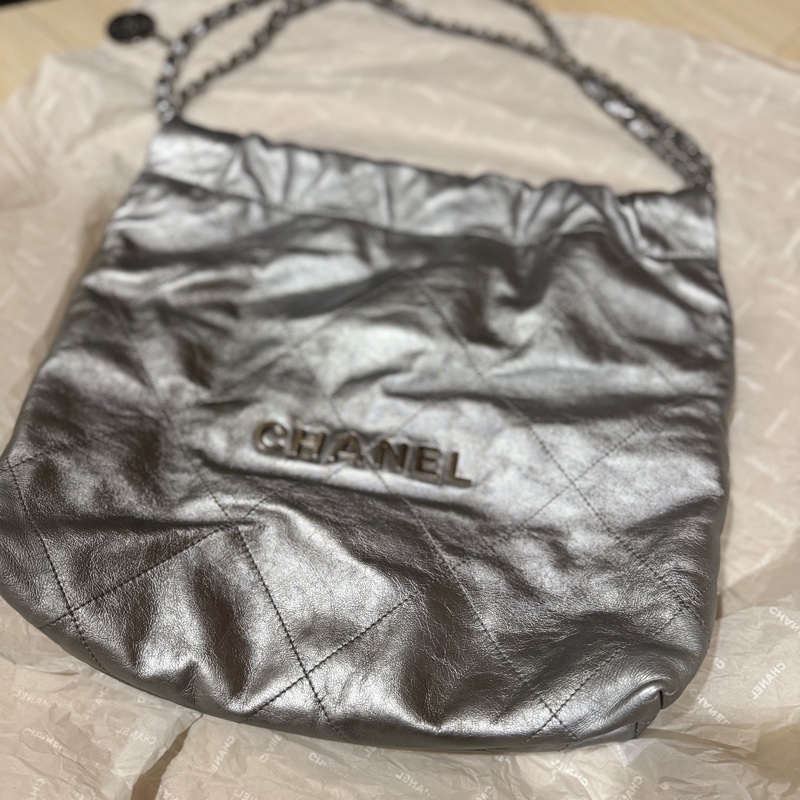 【CHANEL 爆款22 bag 小款 / 淺灰色銀字】-0