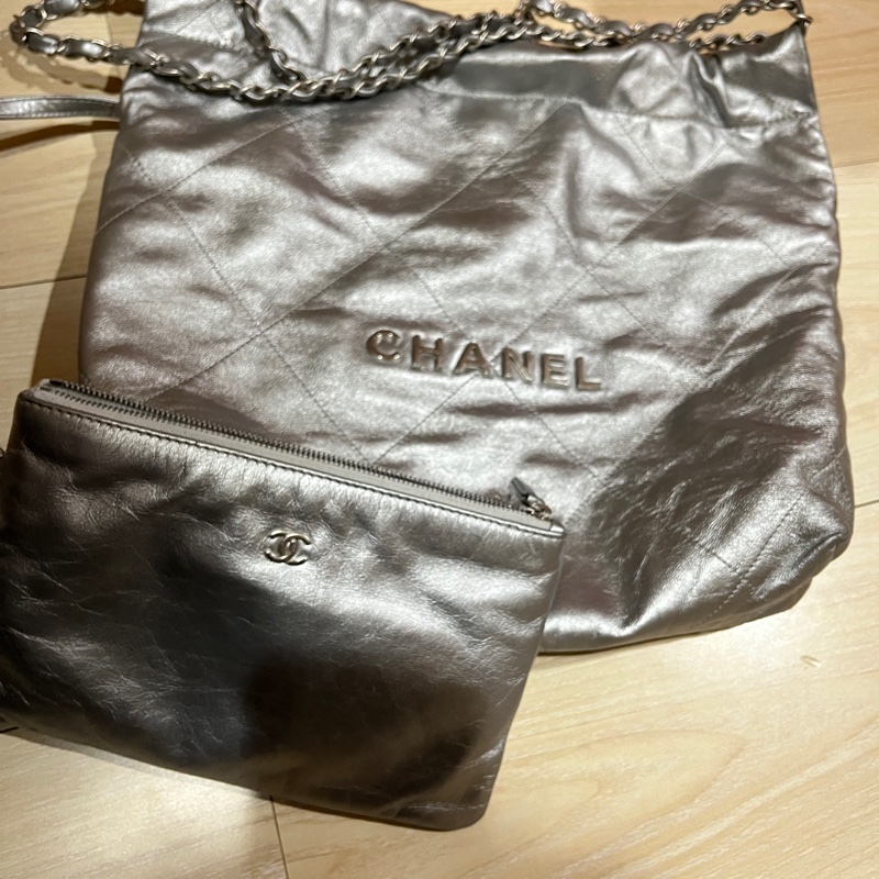 【CHANEL 爆款22 bag 小款 / 淺灰色銀字】-2