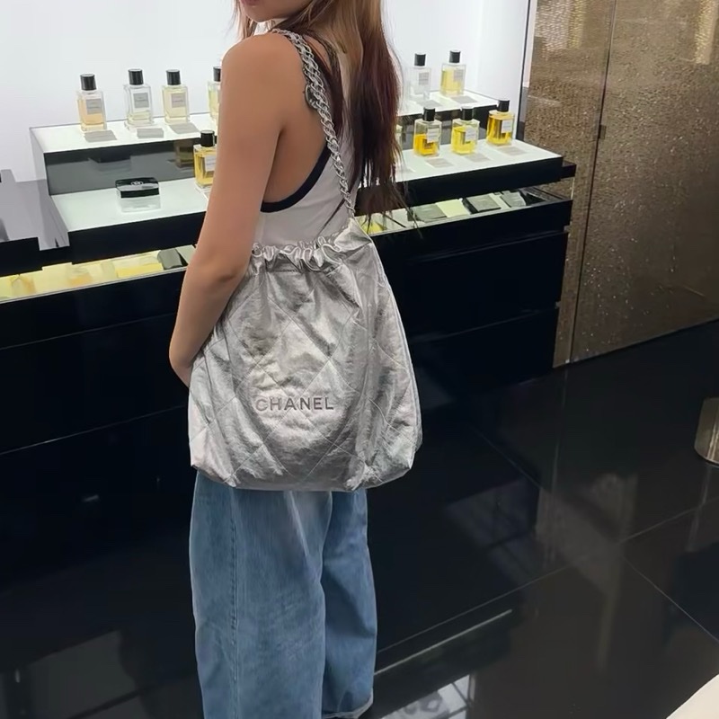 【CHANEL 爆款22 bag 小款 / 淺灰色銀字】-4