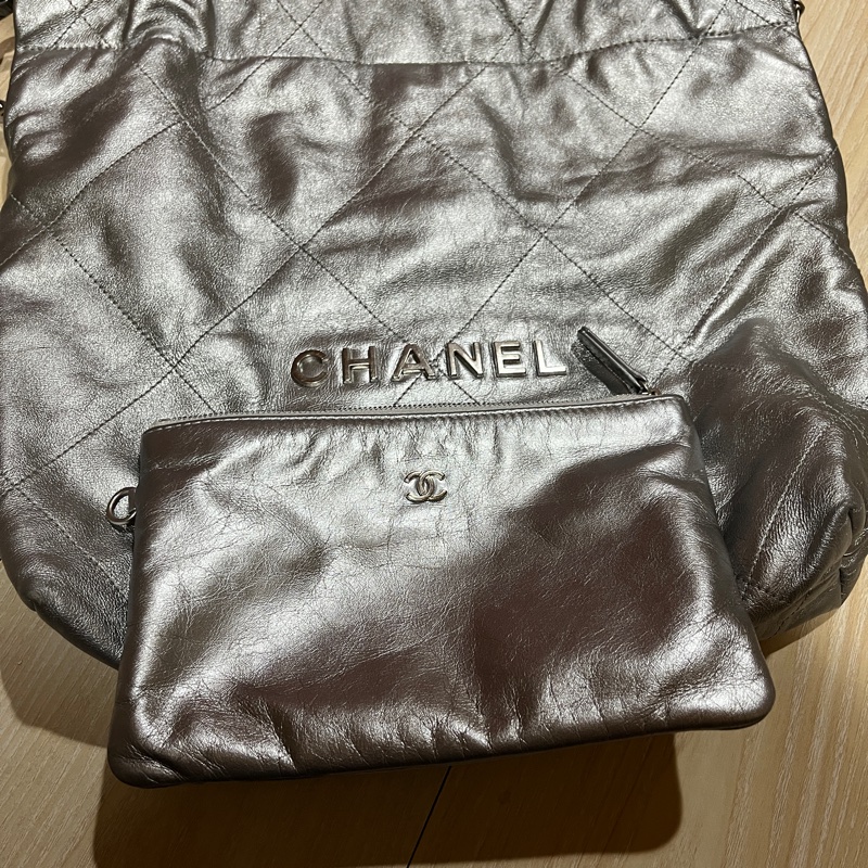 【CHANEL 爆款22 bag 小款 / 淺灰色銀字】-7
