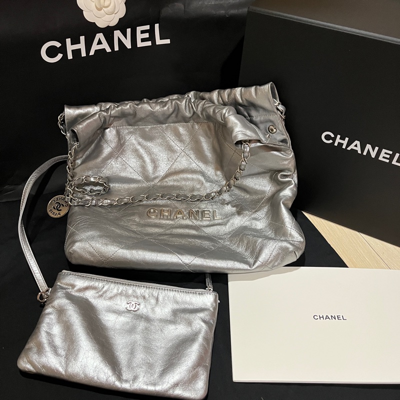 【CHANEL 爆款22 bag 小款 / 淺灰色銀字】-8