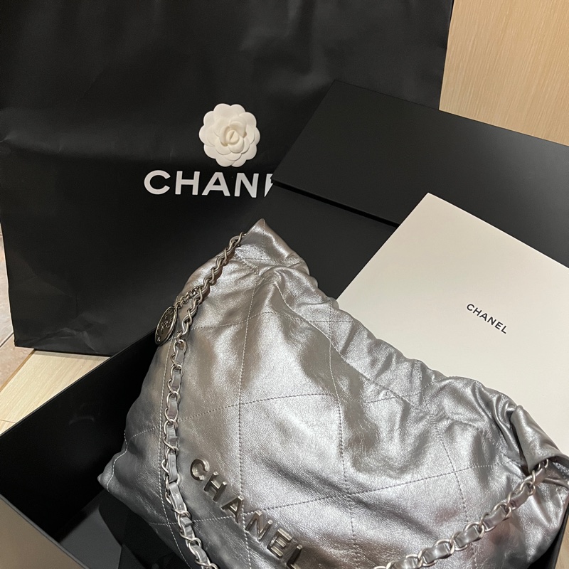 【CHANEL 爆款22 bag 小款 / 淺灰色銀字】-9