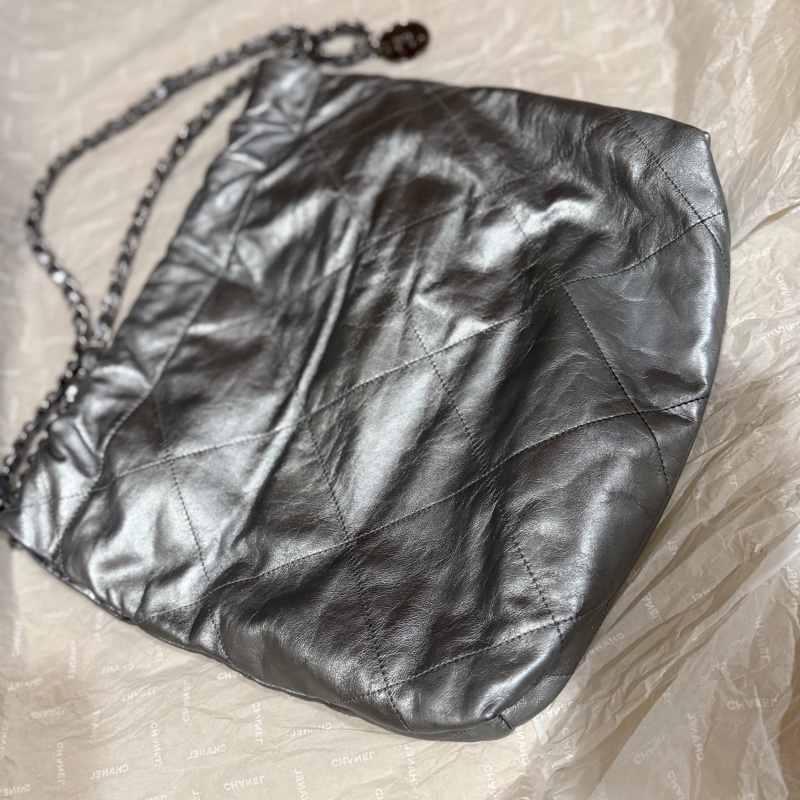 【CHANEL 爆款22 bag 小款 / 淺灰色銀字】-10