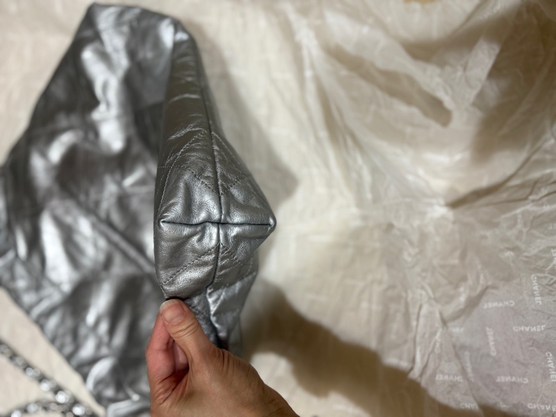 【CHANEL 爆款22 bag 小款 / 淺灰色銀字】-13