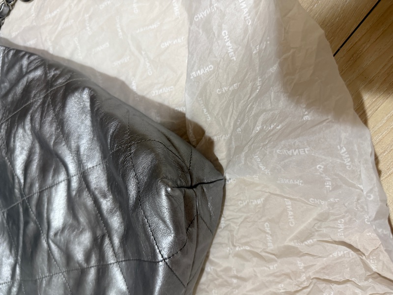 【CHANEL 爆款22 bag 小款 / 淺灰色銀字】-14