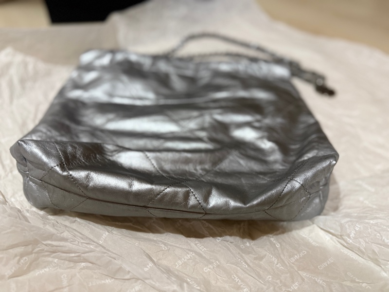 【CHANEL 爆款22 bag 小款 / 淺灰色銀字】-16