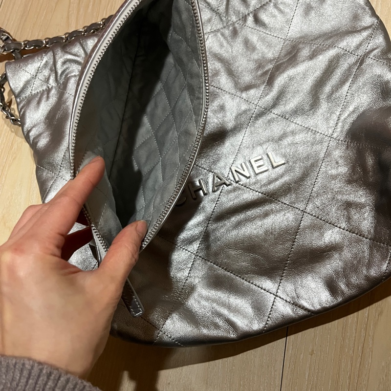 【CHANEL 爆款22 bag 小款 / 淺灰色銀字】-19