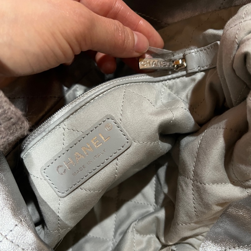 【CHANEL 爆款22 bag 小款 / 淺灰色銀字】-24