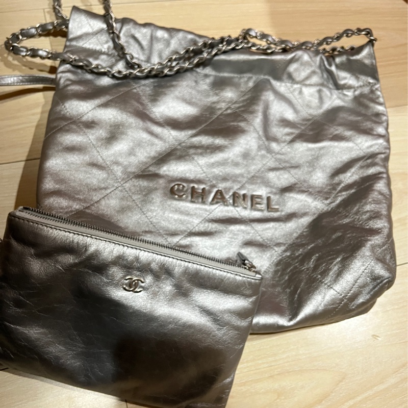 【CHANEL 爆款22 bag 小款 / 淺灰色銀字】-25